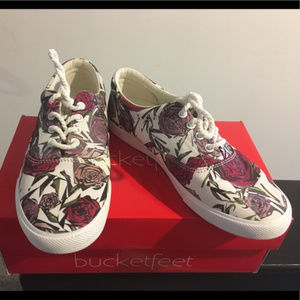 Bucket Feet Geometric Roses